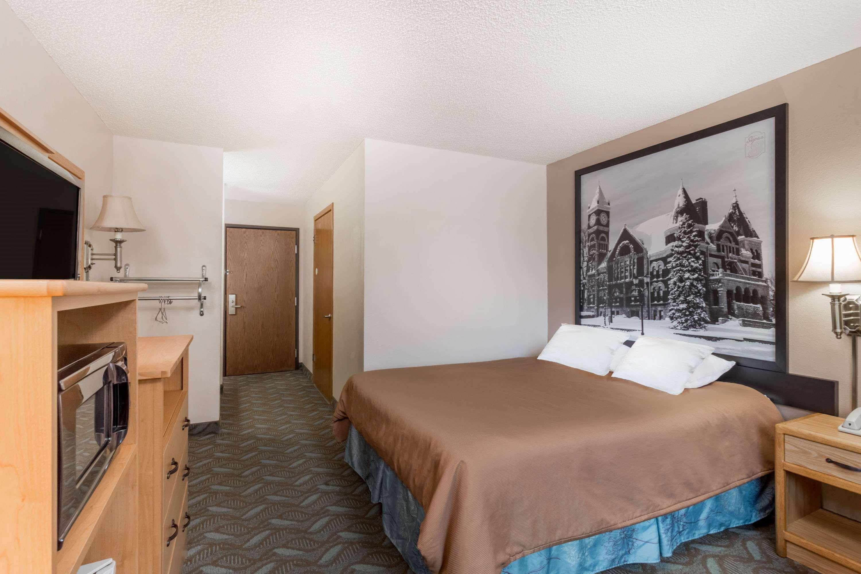 Super 8 By Wyndham Wi Hotel 2*