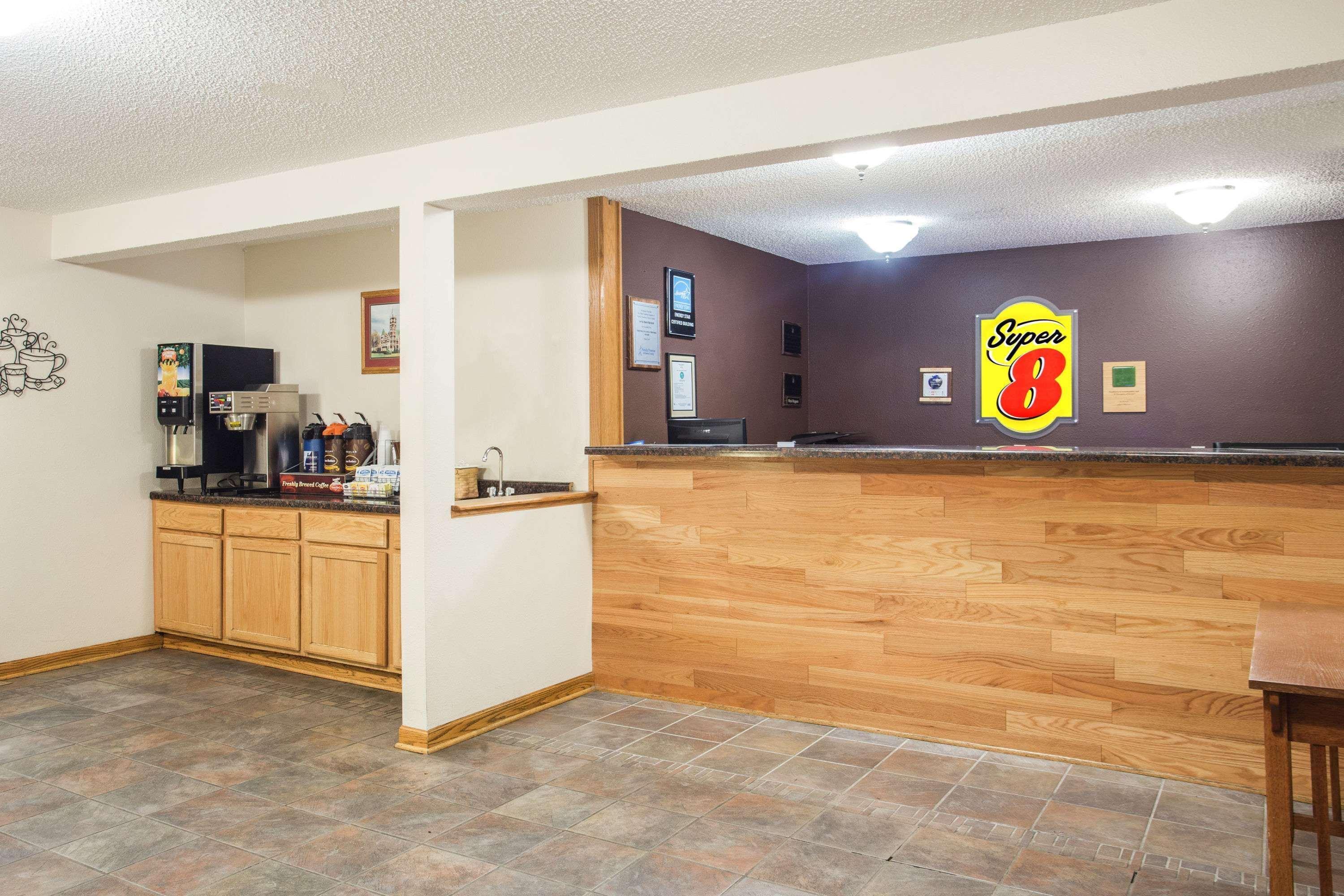 Super 8 By Wyndham Wi Hotel