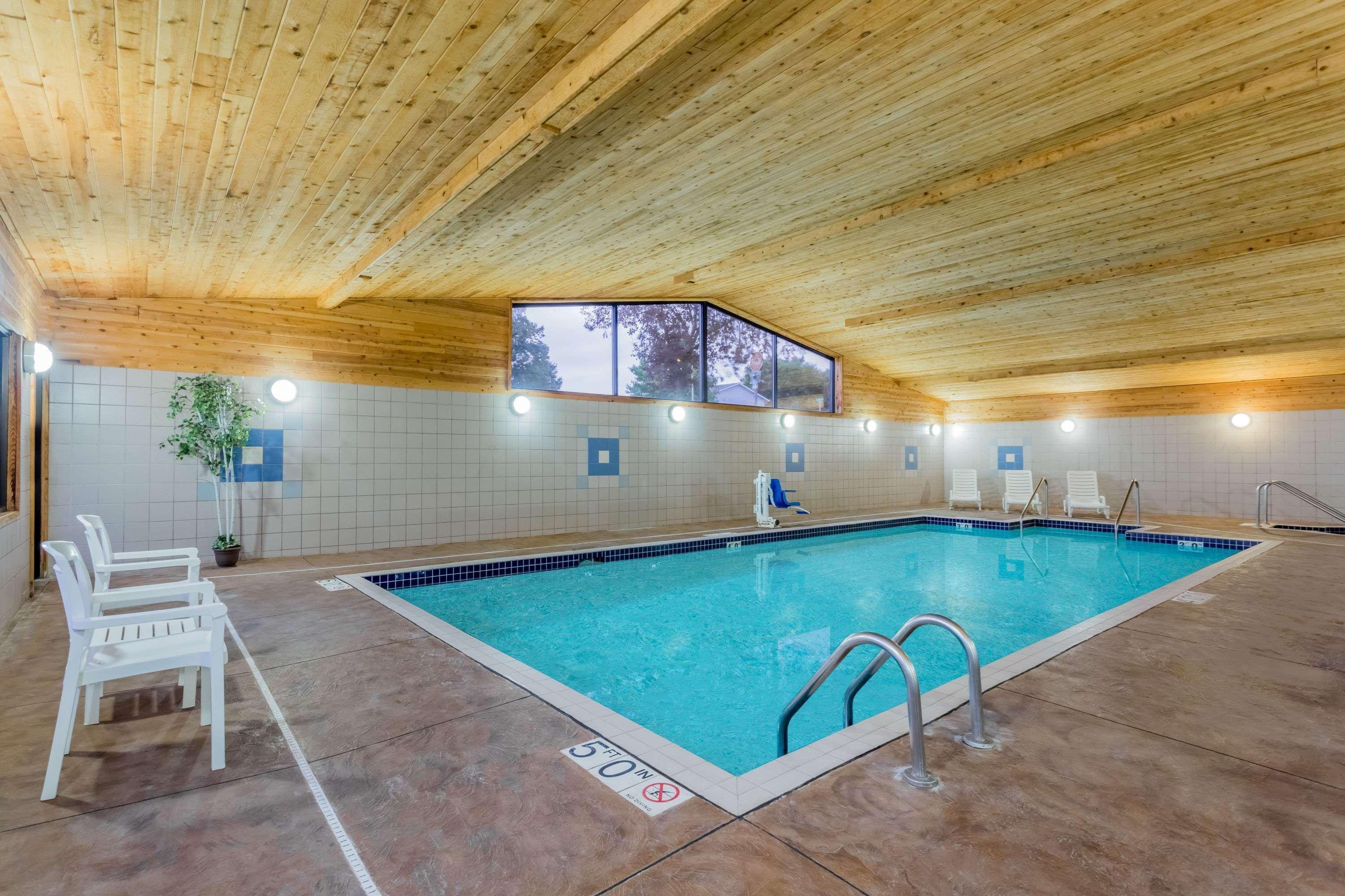 Super 8 By Wyndham Wi Hotel