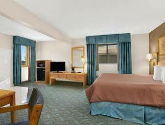 Super 8 By Wyndham Wi Hotel